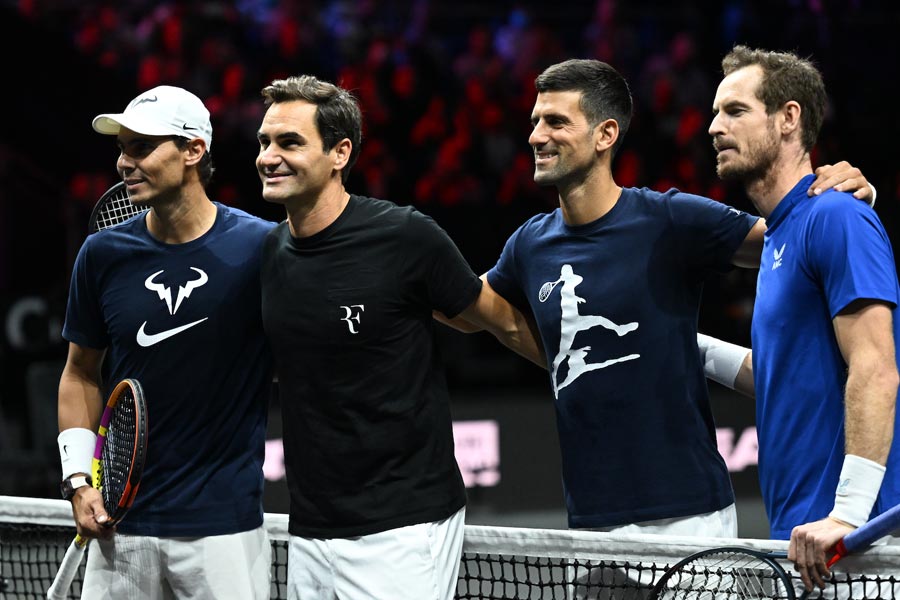 অনুশীলনে ফেডেরারের সঙ্গে দেখা যায় মারে, জোকোভিচদেরও। সবাই মিলে প্রস্তুতি সারেন। কঠোর অনুশীলনের মাঝেও হাসি, ঠাট্টা, ইয়ার্কি চলছিল। সঙ্গে ছিল ছবির জন্য পোজ় দেওয়া।