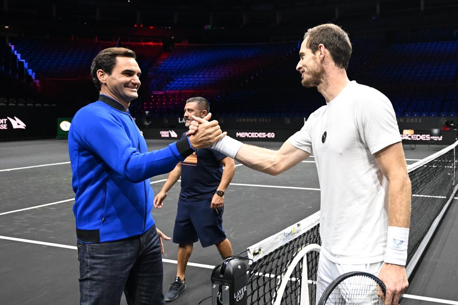 লেভার কাপে শেষ বারের মতো নামলেও এই প্রতিযোগিতাকে হাল্কা ভাবে নিচ্ছেন না ফেডেরার। প্রতিযোগিতার আগে ঘাম ঝরাতে দেখা যায় তাঁকে। অনেকটা সময় কোর্টে কাটান। আর বেশি দিন খেলবেন না বলে হয়তো আরও বেশি করে কোর্টে সময় কাটান ফেডেরার।