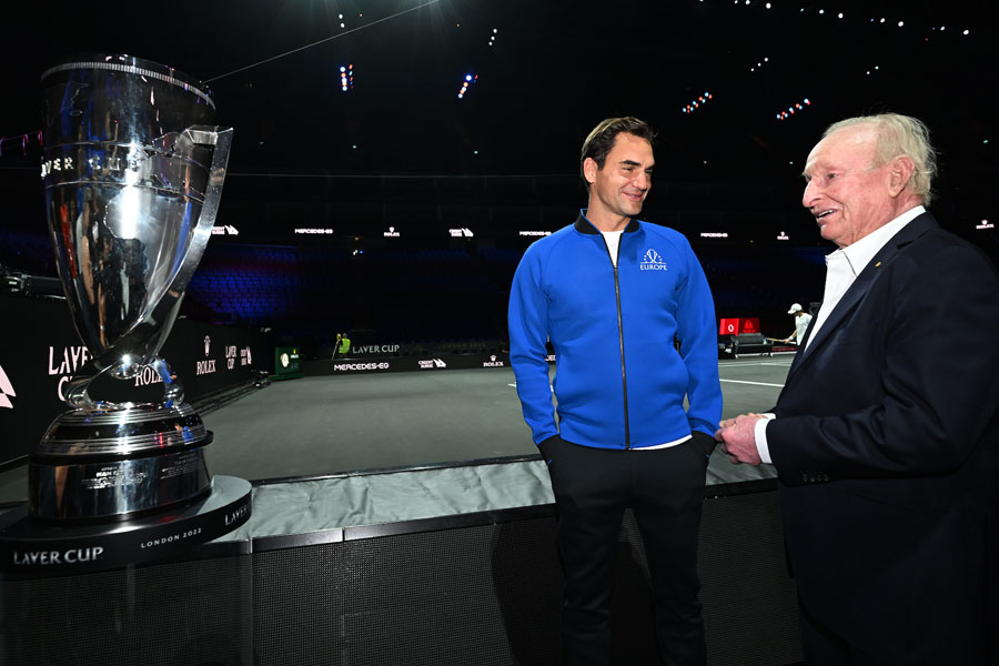 যাঁর নামে প্রতিযোগিতা, সেই রড লেভারের সঙ্গেও দেখা হয়ে যায় ফেডেরারের। দু’জনে মিলে অনেক ক্ষণ কথা বলেন। ফেডেরারকে হয়তো ভবিষ্যতের জন্য শুভেচ্ছা জানাচ্ছিলেন লেভার। সেই সঙ্গে এই প্রতিযোগিতা খেলে অবসরের সিদ্ধান্ত নেওয়ার জন্য হয়তো ধন্যবাদও জানাচ্ছিলেন।