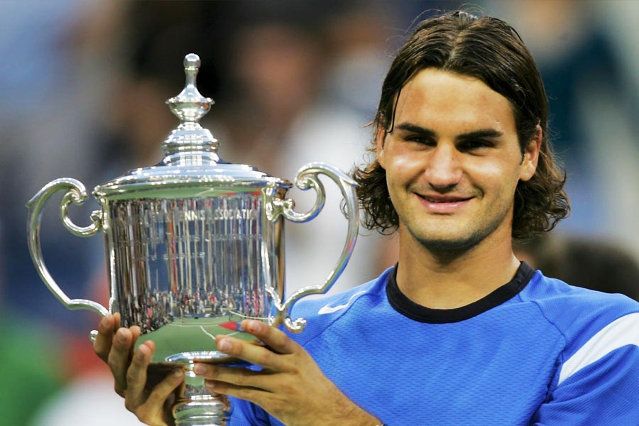 আট বছর বয়সে টেনিস খেলা শুরু ফেডেরারের। কোচ পিটার কার্টার সেই কিশোরকে দেখে তখনই বলেছিলেন, এই ছেলে এক দিন এই গ্রহের এক নম্বর টেনিস খেলোয়াড় হবে। কোচের সেই কথা রেখেছেন ফেডেরার। মোট ৩১০ সপ্তাহ র‌্যাঙ্কিংয়ে এক নম্বরে থেকেছেন তিনি। তার মধ্যে ২৩৭ সপ্তাহ ধরে টানা এক নম্বরে। এই রেকর্ড এখনও পর্যন্ত কেউ ভাঙতে পারেননি।