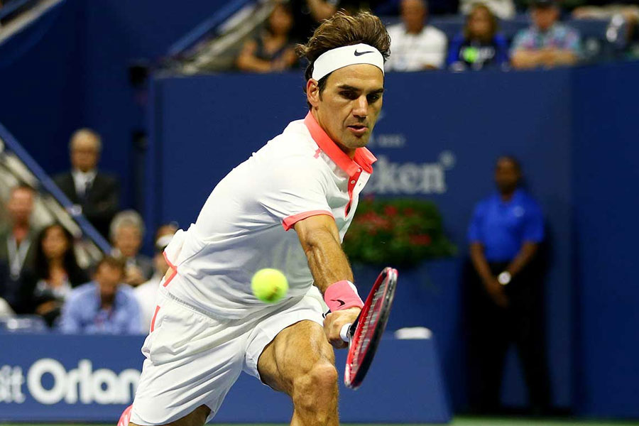 ফেডেরার এক মাত্র পুরুষ টেনিস খেলোয়াড়, যিনি তিনটি স্ল্যাম পাঁচ বার করে জিতেছেন (অস্ট্রেলীয় ওপেন ছ’বার, ইউএস ওপেন পাঁচ বার, উইম্বলডন আট বার)। সবচেয়ে বেশি বার উইম্বলডন জিতেছেন (আট বার)। সবচেয়ে বেশি বয়স্ক খেলোয়াড় (৩৬ বছর) হিসেবে র‌্যাঙ্কিংয়ে এক নম্বরে থেকেছেন তিনি।