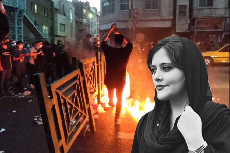 হিজাব না পরে রাস্তায় বেরোনোর শাস্তি হিসাবে ইরানের রাজধানী তেহরানে মাহশা আমিনি নামে এক তরুণীকে আটক করে পুলিশ। থানাতেই রহস্যজনক ভাবে মৃত্যু হয় ওই তরুণীর। আর তার পর থেকে ইরানে দিকে দিকে অসন্তোষের আগুন ছড়িয়ে পড়েছে। রাস্তায় নেমে হিজাব পুড়ানো থেকে শুরু করে মাথার চুল কেটে ফেলা— বিভিন্ন অভিনব পন্থায় প্রতিবাদে নেমেছে সে দেশের পুরুষ-মহিলা। কিন্তু ইরানে হিজাব পরা নিয়ে নীতিপুলিশি কি সব সময়েই ছিল?