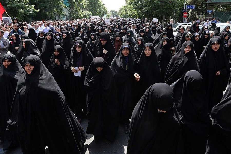 ১৯৭৯ সালে রাজতন্ত্র-বিরোধী বিপ্লবের সাক্ষী হন ইরানের মানুষ। পহলভি রাজবংশের শাসক শাহ মহম্মদ রেজা পহলভিকে সরিয়ে আয়াতুল্লাহ রুহুল্লাহ খোমেইনির নেতৃত্বে ক্ষমতায় আসে ইসলামিক রিপাবলিক সরকার।