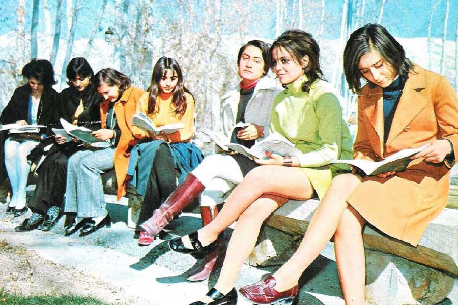 ওই সময়ে বিশ্ববিদ্যালয়ে ছাত্রীদের ভর্তির সংখ্যাও উল্লেখযোগ্য ভাবে বৃদ্ধি পেয়েছিল। গ্রামে বসবাসকারী রক্ষণশীল পরিবারের মেয়েরা যাতে বাড়ি থেকে দূরে পড়াশোনা করার সুযোগ পান, তা নিয়েও কর্তৃপক্ষের তরফে অনেক উদ্যোগ নেওয়া হয়।