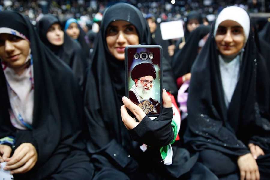 ক্ষমতায় আসার পরই ইরানের সর্বোচ্চ নেতা আয়াতুল্লাহ রুহুল্লাহ খোমেইনি আদেশ দেন, জাতি-ধর্ম নির্বিশেষে দেশের সব মহিলাকে হিজাব পরে থাকতে হবে। এর বিরুদ্ধে সেই সময়েও পথে নামতে দেখা গিয়েছিল সে দেশের মহিলাদের।