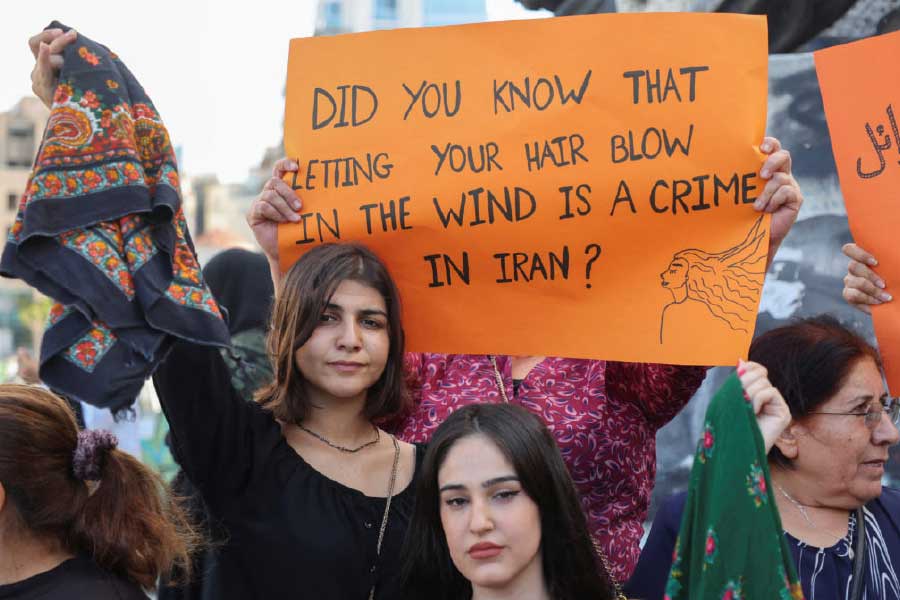 ১৯৭৯ সালের ৮ মার্চ আন্তর্জাতিক নারীদিবসের দিন সমাজের সর্বস্তরের হাজার হাজার মহিলা খোমেইনির এই নয়া নির্দেশের প্রতিবাদে রাস্তায় নেমেছিলেন। 