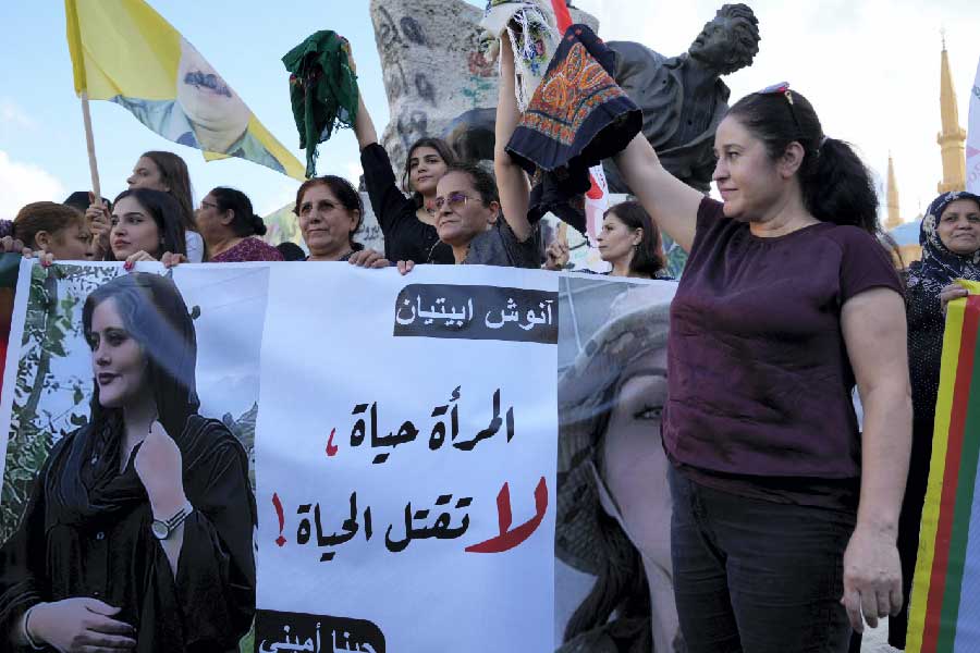 প্রসঙ্গত, পুলিশের হেফাজতে মাহশার রহস্যমৃত্যুর পর ইরানের মহিলাদের অধিকার নিয়ে আবার পথে নেমেছেন সাধারণ মানুষ। হিজাব-বিতর্কে জ্বলছে ইরান। 