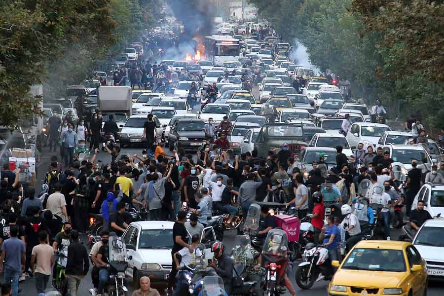 দেশ জুড়ে ক্ষোভের আঁচ উত্তরোত্তর বাড়ছে। বুধবারও ইরানের রাস্তায় দেখা গিয়েছে সেই গণক্ষোভের বহিঃপ্রকাশ। বুধবার তেহরানের রাস্তায় বেশ কয়েকটি গাড়িতে আগুন ধরিয়ে দেন অসন্তুষ্ট জনতা। ওঠে সরকার-বিরোধী স্লোগানও। দেশে মেয়েদের কঠোর পোশাকবিধির বিরুদ্ধে সরব হয়ে পুলিশকে লক্ষ্য করে ঢিল ছোড়া হয় বলেও সংবাদ সংস্থা সূত্রে খবর।