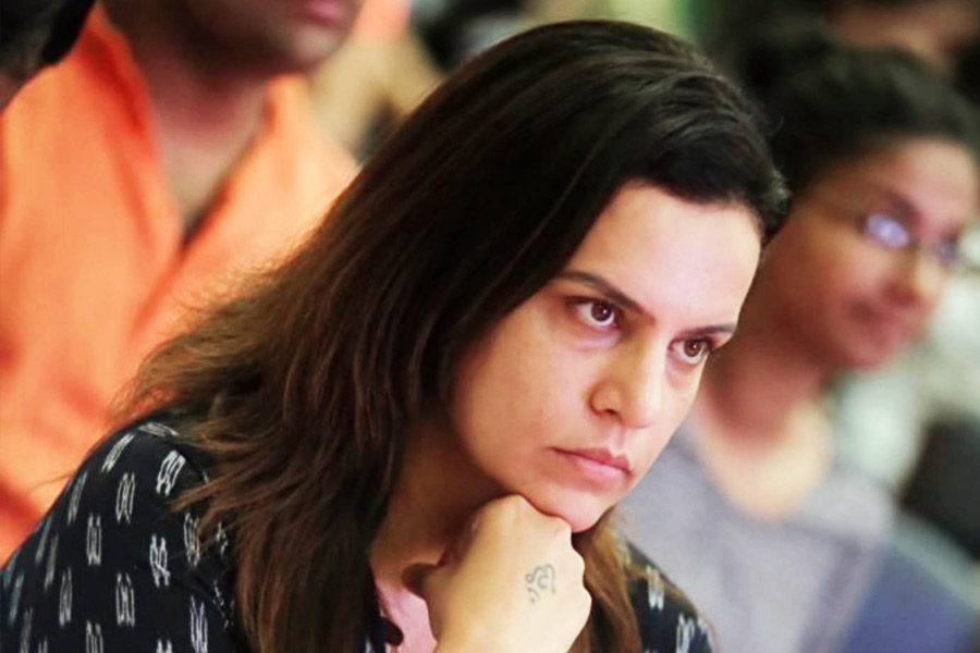 যোগিতা ভায়ানা। ১৪ বছর ধরে সামাজিক কাজ, নারীকল্যাণ এবং মহিলাদের অধিকার রক্ষা আন্দোলনের ক্ষেত্রে এই নাম অত্যন্ত পরিচিত। ভারতে ধর্ষণ, যৌন নির্যাতন এবং বিভিন্ন ভাবে অত্যাচারিত মহিলাদের বিচারের জন্য প্রতিনিয়ত লড়াই চালান যোগিতা। কিন্তু এই লড়াইয়ে সামিল হওয়ার আগে অন্য জীবন ছিল যোগিতার। বিমান চালনাকেই পেশা হিসাবে বেছে নেবেন বলে ঠিক করেছিলেন।