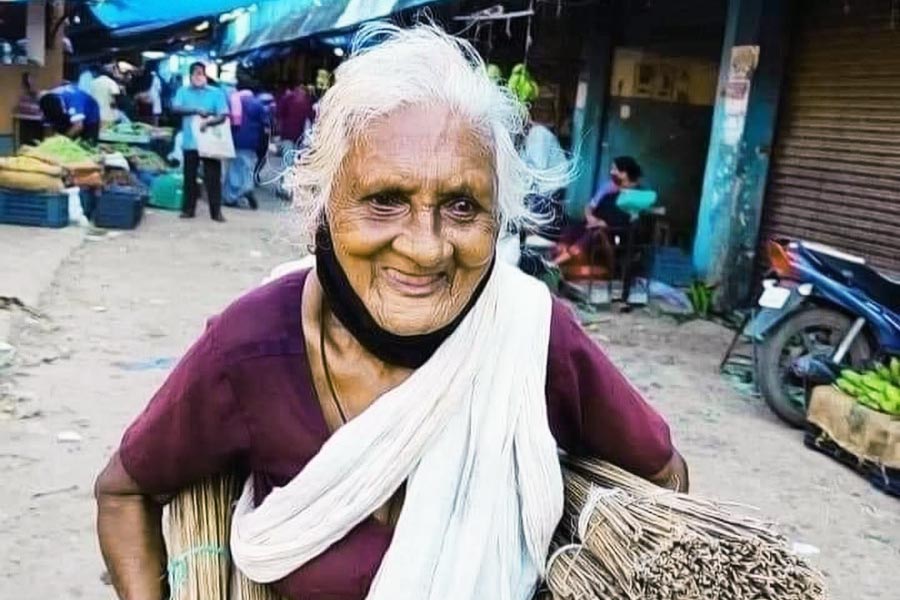 স্কুলে পড়ার সময় বৃদ্ধদের সাহায্য করার জন্য তহবিলও সংগ্রহ করতেন যোগিতা। 