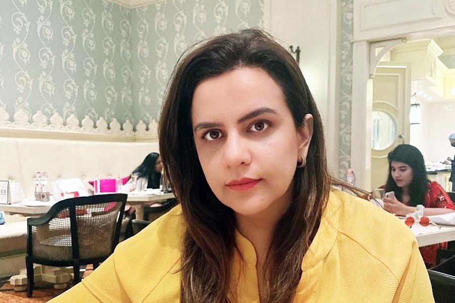 পড়াশোনা শেষ করে সঠিক প্রশিক্ষণের পর যোগিতা একটি বহুজাতিক বিমান সংস্থায় মোটা বেতনের চাকরি পান। কিন্তু কয়েক মাসের মধ্যে একটি বিশেষ ঘটনার পর তাঁর জীবনের দিশা বদলে যায়।