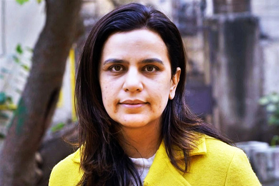 ২০০২ সালে এক পথদুর্ঘটনার সাক্ষী হন যোগিতা। তিনি দেখেন, এক জন পথচারীকে ধাক্কা মেরে ঘটনাস্থল থেকে গাড়ি নিয়ে পালিয়ে গিয়েছেন অভিযুক্ত। দুর্ঘটনায় আহত রাস্তায় পড়ে কাতরালেও তাঁকে সাহায্যের জন্য কেউ এগিয়ে আসেননি।