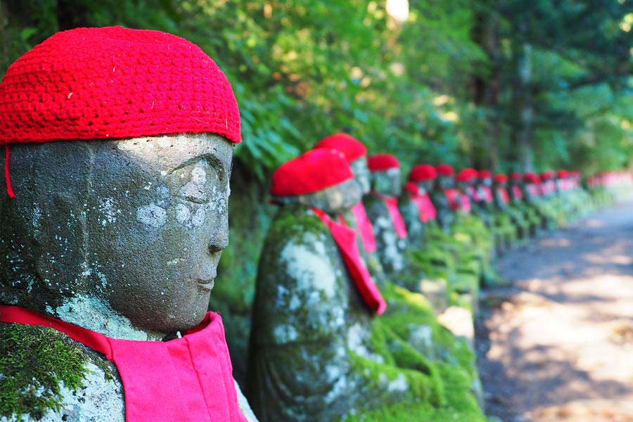 জাপানের নিক্কো-শি শহরে এক পাহাড়ি এলাকায় রয়েছে ওই মূর্তিগুলি। জাপানে যা পরিচিত জিজো নামে। কানমানগাফুচির অতল গহ্বরে জাপানি দেবতা জিজোর অসংখ্য মূর্তি ঘিরে পর্যটকদের অসীম কৌতূহল।