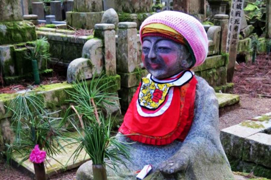 জাপানের দেবতাদের মধ্যে জনপ্রিয়তার নিরিখে সামনের সারিতে রয়েছেন জিজো। সে দেশে একে বোধিসত্ত্বের রূপ বলে মান্য করা হয়। কথিত রয়েছে, পর্যটকদের পাশাপাশি শিশুদের আত্মারও রক্ষাকর্তা জিজো।