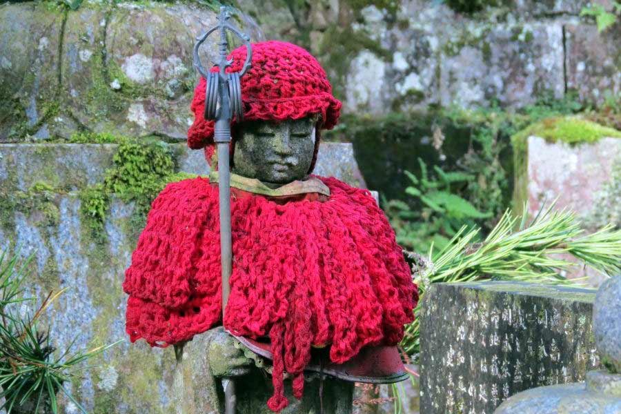 নিক্কো-শি শহরে জিজোর যে মূর্তিগুলি রয়েছে, সেগুলি নারাবি জিজো বলে পরিচিত। জাপানি ভাষায় যার আক্ষরিক অর্থ— সারবদ্ধ জিজো।