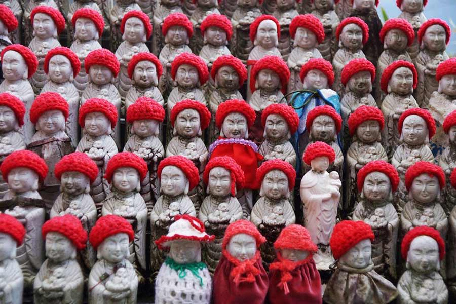 জাপানের ওই ছোট্ট শহরে দাইয়াগাওয়া নদীর কাছে ৩২০ ফুটের একটি দেওয়ালের গায়ে সার বেঁধে রয়েছে জিজোর মূর্তিগুলি। সেগুলিকে ঘিরে অপার রহস্যের জেরে অনেকের একে বেক জিজো বলেও ডাকেন। প্রসঙ্গত, জাপানে ভূতকে বেক বলে ডাকা হয়।