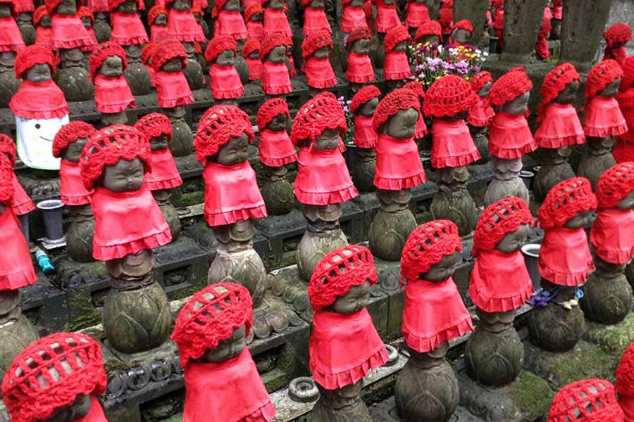 আকাশের নীচে বসে থাকলেও ওই জিজোরা জিয়ুন-জি মন্দিরের অংশ। সে মন্দিরটি আবার তোকুগাওয়া সমাধির অংশও বটে। যাকে বিশ্বের ঐতিহ্যবাহী সৌধের তালিকায় রেখেছে ইউনেসকো।