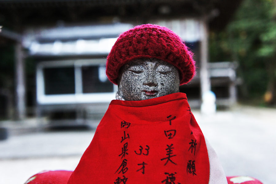 গোড়ায় নাকি জিয়ুন-জি মন্দিরে শ’য়ে শ’য়ে জিজোর মূর্তি ছিল। ইতিহাসের পাতায় চোখ রাখলে দেখা যায়, ১৯০২ সালের ভয়াবহ বন্যাও ভাসিয়ে নিয়ে যেতে পারেনি জিজোর সবক’টি মূর্তি। তবে বন্যার জেরে তার সংখ্যা কমে আসে। যদিও এখনও মাথা উঁচিয়ে রয়েছেন অনেকগুলি জিজো।