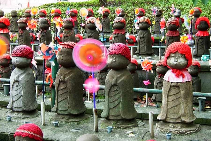 বসতি এলাকা ধরে কানমান পথের দিকে পা বাড়ালে জিয়ুন-জি মন্দিরে পৌঁছতে পারেন পর্যটকেরা। এই মন্দিরটি প্রায় ১২০০ বছরের পুরনো। জিজো ছাড়াও এখানে বনশো নামে একটি ঘণ্টা রয়েছে। যেটি পঞ্চবিংশ শতকের। এ ছাড়া রয়েছে সুগেগাসা হিগিরি জিজোর মূর্তি। যাঁর মাথায় কাপড়ের বদলে উঠেছে বাঁশের টুপি।