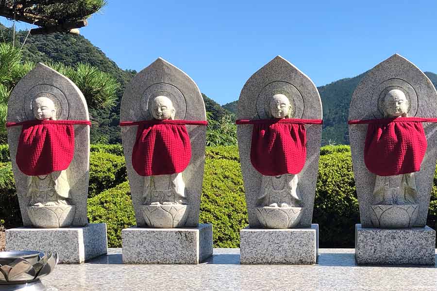 নিক্কো-শি শহরে কানমান পথ ধরে এগোলে দাইয়াগাওয়া নদীর উপরে একটি সেতুও রয়েছে। সেই সেতু ধরে জঙ্গলের পথ বেঁকে গিয়ে ঠেকেছে জিয়ুন-জি মন্দিরের দরজায়।