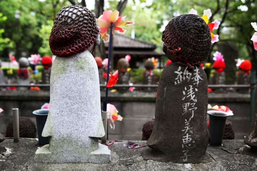 জিয়ুন-জি মন্দিরটি রয়েছে কানমানগাফুচি অতল গহ্বরে। সেটি নাকি প্রায় সাত হাজার বছরের পুরনো। কথিত রয়েছে যে প্রায় সাত হাজার বছর আগে মাউন্ট নানতাইয়ে অগ্ন্যুৎপাতের ফলে যে লাভা বেরিয়েছিল, তার জেরেই কানমানগাফুচি অতল গহ্বর তৈরি হয়।