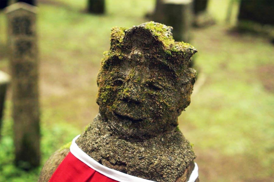 জিজোর মূর্তিগুলি ঘিরে বেশ কয়েকটি লোকগাথা রয়েছে। কথিত, মৃত্যুর পর জাপানি শিশুরা সাই-নো-কাওয়ায় চলে যায়। নরকের সেই বিছানার মতো অংশ যাতে ওই শিশুদের আত্মা ঘোরাফেরা করে।