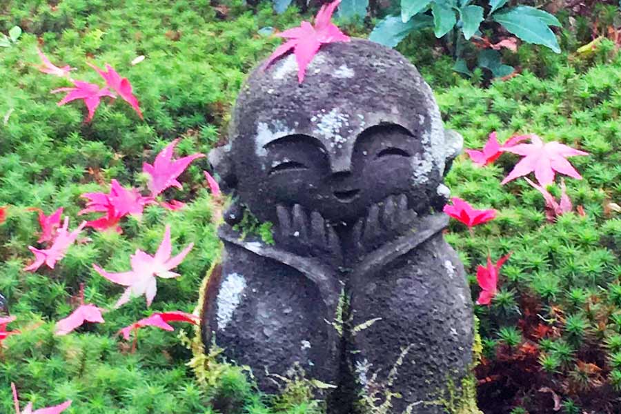 যে হেতু ওই শিশুরা জীবদ্দশায় বিশেষ কর্মফল অর্জন করেনি, তাই তাদের সে অভিজ্ঞতা অর্জনের জন্য সাই-নো-কাওয়ায় এক-একটি পাথুরে স্তম্ভ গড়তে হয়। প্রতিটি স্তম্ভেই এক-একটি প্রার্থনা লুকিয়ে থাকে। তবে শিশুরা সেই স্তম্ভ গড়ার পর প্রতি রাতে ওনি অর্থাৎ শয়তান এসে সেগুলি ভেঙে দেয়। ফলে সেগুলি নতুন করে গড়ার শাস্তি পেতে হয় শিশুদের। তবে শিশুদের রক্ষাকর্তা হয়ে দাঁড়ান জিজো। সাই-নো-কাওয়ায় ঘুরে ঘুরে শিশুদের নিজের লাল রঙের বিবের মধ্যে লুকিয়ে রাখেন তিনি।