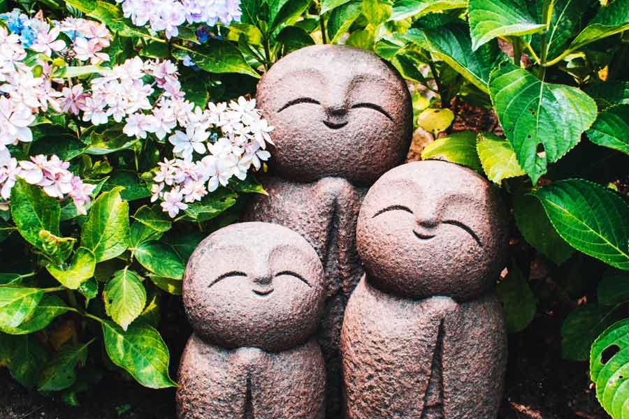 জিজোর গলায় ঝোলা বিবের রং লাল কেন? এ নিয়েও লোকগাথা রয়েছে। লোকে বলে, জাপানে অসুকা আমলে অর্থাৎ ৫২২ থেকে ৬৪৫ খ্রিস্টপূর্বে জলবসন্তে ভোগা শিশুদের চিহ্নিত করতে তাদের গলায় লাল রঙের বিব ঝুলিয়ে দেওয়া হত। পাশাপাশি, লাল রংকে সুরক্ষা এবং নিরাপত্তার রং হিসাবেও মান্য করা হয়। শিশুদের রক্ষাকর্তা হিসাবে তাই জিজোর মাথায় লাল টুপি এবং গলায় লাল বিব ঝোলানো থাকে।