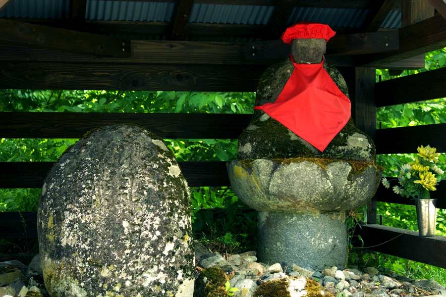 জাপান সরকারের দাবি, উত্তর টোকিয়োর কানমানগাফুচিতে মোট ৭৪টি জিজোর মূর্তি রয়েছে। তবে তা গুনতে গেলে নাকি প্রতি বারই নতুন সংখ্যা মেলে। কেন এমনটা হয়? সে রহস্যের সমাধান আজও হয়নি।