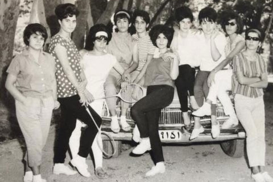 ইসলামিক বিপ্লব হওয়ার আগে শেষ কয়েক বছরে ইরানে পরিবার এবং বন্ধুদের নিয়ে প্রতি শুক্রবার একত্রিত হওয়ার প্রবণতাও দেখা গিয়েছিল। সবাই মিলে এক হয়ে পিকনিকে যেত ইরানের বহু পরিবার। পিকনিক ইরানি সংস্কৃতির একটি গুরুত্বপূর্ণ অংশ এবং মধ্যবিত্তদের মধ্যে খুবই জনপ্রিয় ছিল। বিপ্লবের পরেও এই নিয়মের কোনও পরিবর্তন হয়নি। তবে বর্তমানে এই সব পিকনিকে মহিলাদের উপস্থিতি অনেক কমেছে। কমেছে পিকনিকে গিয়ে পুরুষ এবং মহিলাদের রাজনীতি বা আর্থ-সামাজিক পরিস্থিতি নিয়ে আলোচনাও।