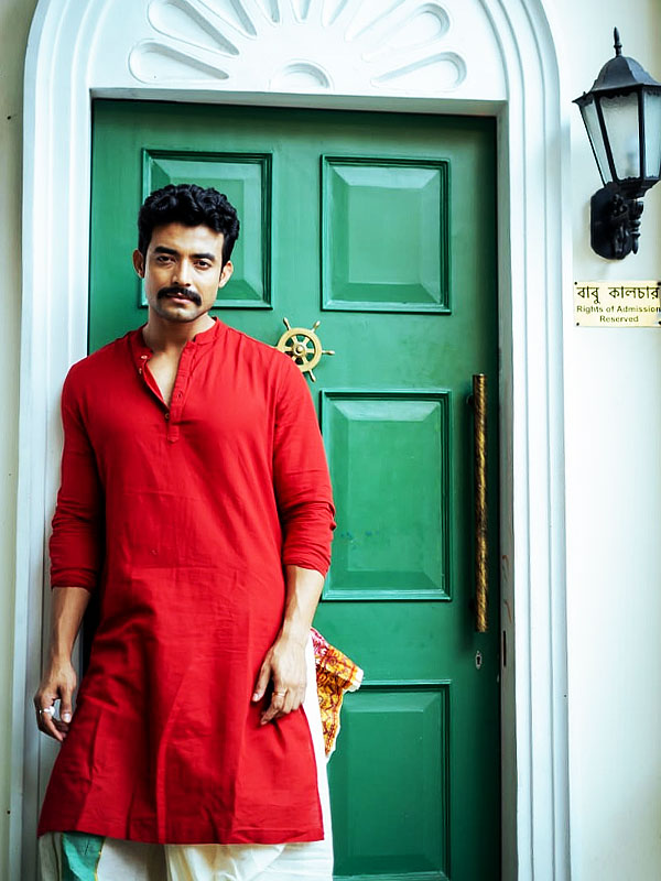 বন্ধুর বাড়িতে বৈঠকী আড্ডায় জিন্সের বদলে ধুতি পরেই করুন বাজিমাত।