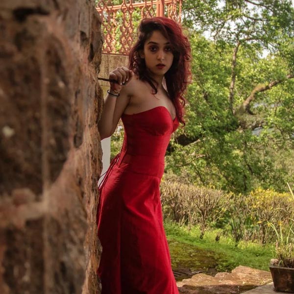 বলিউডের তথাকথিক নায়িকা নন তিনি। তবুও সমাজমাধ্যমে তার উপস্থিতি প্রতি বারই সাড়া ফেলে দেয়। বাবা বলিউডের সুপারস্টার হওয়ার সুবাদে তাঁর পরিচিতি বেড়েছে। তবে নিজস্ব পরিচয় গড়তে তিনি মুখিয়ে রয়েছেন। তিনি আমির খানের কন্যা ইরা খান। সম্প্রতি দীর্ঘ দিনের প্রেমিকের সঙ্গে বাগ্‌দান সেরে ফেললেন ২৪ বছর বয়সি ইরা। 