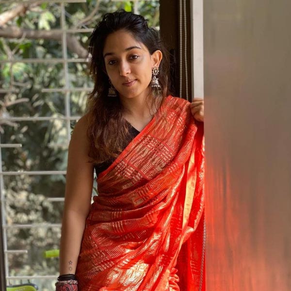  আমির-কন্যার বাগ্‌দানের খবর ঘিরে এই মুহূর্তে বলিপাড়ায় হইচই পড়ে গিয়েছে। কার সঙ্গে বিয়ে হচ্ছে ইরার? পাত্র কেমন? এ সব তথ্য পেতে মুখিয়ে ইরার ভক্তরাও। 