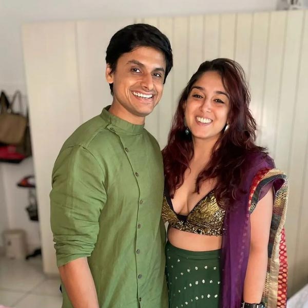 প্রেমিক নূপুর শিখারের হাত থেকে গত ২২ সেপ্টেম্বর আংটি পরেছেন আমির-তনয়া। সেই মুহূর্তের ভিডিয়ো নিজেই ইনস্টাগ্রামে পোস্ট করেছেন ইরা। 