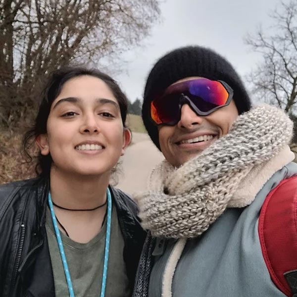 রীতিমতো ফিল্মি কায়দায় ইরা ও নূপুরের বাগ্‌দান হল। ইনস্টাগ্রামে ইরার পোস্ট করা ভিডিয়োতে দেখা গিয়েছে, ইরার সামনে এসে হাঁটু মুড়ে বসে তাঁকে ‘প্রপোজ’ (প্রেম নিবেদন) করছেন নূপুর। প্রস্তাবে রাজি হয়ে ইরা বললেন, ‘হ্যাঁ।’ তার পরই ইরার আঙুলে আংটি পরিয়ে দিলেন শিখারে। সেই সময় হাততালিতে ফেটে পড়ল চারপাশ।