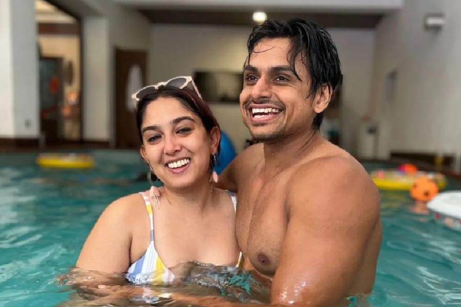 তবে এ দেশে নয়। বিদেশ-বিভুঁইয়ে প্রেমিকার আঙুলে আংটি পরিয়েছেন নূপুর। ‘আয়রন ম্যান ইতালি’ শো-তে অংশ নিতে সেখানে গিয়েছেন শিখারে। সেখানেই ইরাকে ‘প্রোপোজ’ করেছেন তিনি। 