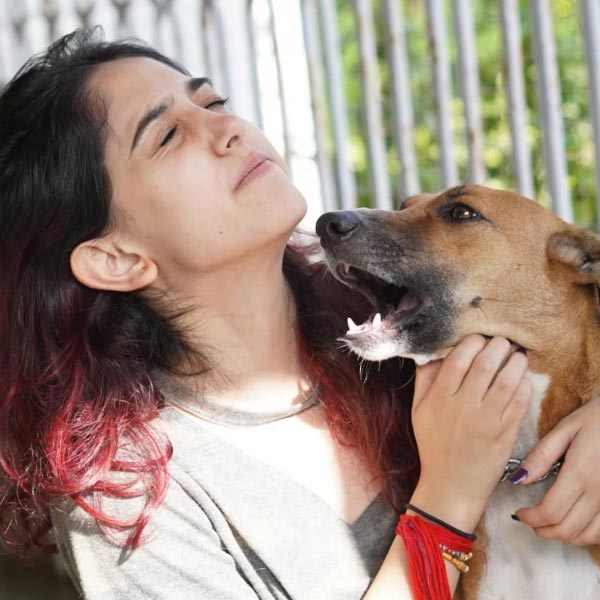 এই অভিজ্ঞতার কথা বাবা-মাকে জানিয়েছিলেন ইরা। তাঁরাই ওই ভয়ঙ্কর পরিস্থিতি থেকে মেয়েকে বার করে আনেন বলে জানিয়েছিলেন আমির-কন্যা। তবে এই ঘটনায় তিনি ভয় পাননি। শুধু চেয়েছিলেন, এমন অভিজ্ঞতা যেন আর না হয়।