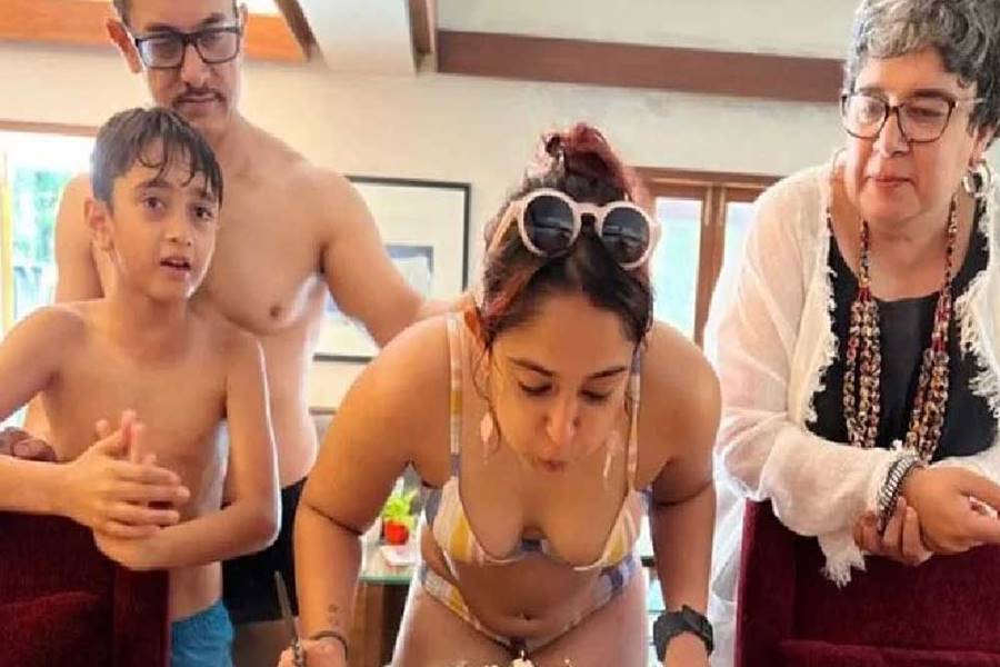 জন্মদিনে বিকিনি পরে বাবা আমির খান ও মা রীনা দত্তের পাশে দাঁড়িয়ে কেক কাটতে দেখা গিয়েছিল ইরাকে। এই ছবি সমাজমাধ্যমে ছড়িয়ে পড়তেই হইচই পড়ে যায়। 