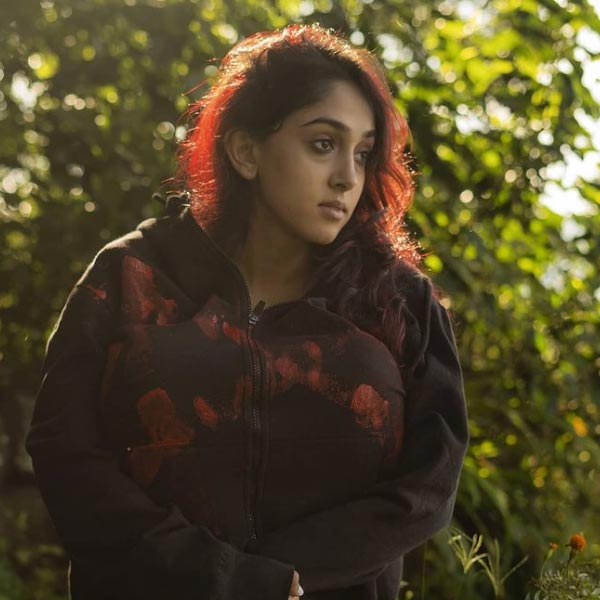 বাবার সামনে কিনা বিকিনি পরে! ইরাকে এক হাত নিয়েছিলেন নেটিজেনরা। এ নিয়ে আমির-কন্যাকে কটাক্ষও করা হয়। তবে তাতে তিনি পাত্তা দেননি। 