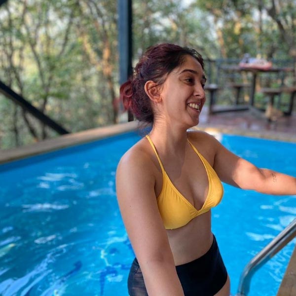  অবসাদেও ভুগছিলেন বলে এক বার জানিয়েছিলেন ইরা। তবে সে সব এখন অতীত। বিতর্ক-কটাক্ষকে পিছনে ফেলে প্রেমিকের সঙ্গে নতুন জীবন শুরু করতে মুখিয়ে রয়েছেন ইরা।