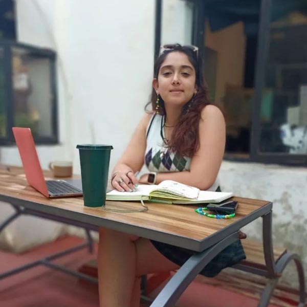 ইরার সঙ্গে আংটি বদলের কথা সমাজমাধ্যমে জানিয়েছেন নূপুরও। আমির কন্যার বাগ্‌দানের খবরে মজেছে বি-টাউনও। নতুন দম্পতিকে শুভেচ্ছা জানিয়েছেন অনেকেই।