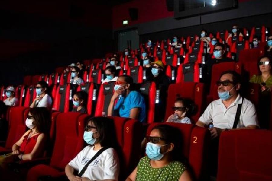 বাঙালির কাছে পুজো মানেই ঠাকুর দেখা, আড্ডা, থেকে কোনও এক দিন দলবেঁধে সিনেমা দেখতে চলে যাওয়া। গত দু'বছর অতিমারির জেরে হলে গিয়ে ছবি দেখার সেই ট্রেন্ডে ভাটা পড়েছিল। 