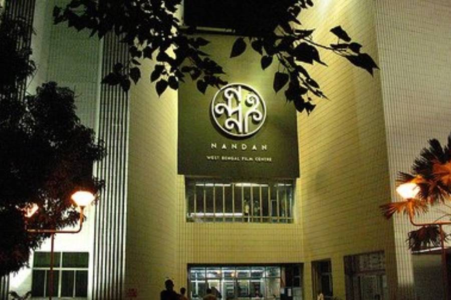 অতিমারি পরিস্থিতি স্বাভাবিক হওয়ায়, ইদানিং হলমুখী হচ্ছেন সাধারণ মানুষ। সাম্প্রতিক বেশ কিছু ছবির ক্ষেত্রে প্রেক্ষাগৃহের বাইরে ঝুলতে দেখা গিয়েছে 'হাউজফুল' বোর্ড। সেই আশাতেই বুক বেঁধে দুর্গা পুজোর মরসুমে মুক্তি পাচ্ছে একগুচ্ছ ছবি।