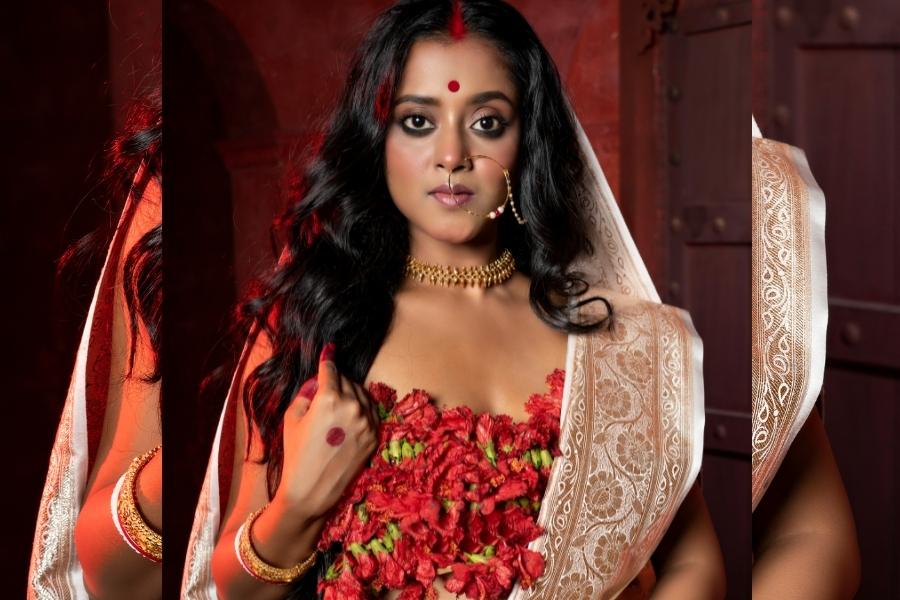 শ্রুতির কথায়, মা কালীর তেজ, গায়ের রং, চুল সব কিছুই তিনি পেয়েছেন। সেই কারণেই একটা যোগ তিনি অনুভব করেন মহামায়ার এই রূপের সঙ্গে। মহামায়ার সংহার রূপ মা কালী। জবা ফুল তাঁর খুব প্রিয়। শ্রুতির সাজেও তা প্রতিফলিত হয়েছে। 