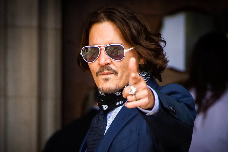 কে এই জোয়েল? জোয়েল হলেন সেই আইনজীবীদের মধ্যে এক জন, যিনি ২০১৮ সালে এক সংবাদমাধ্যমের বিরুদ্ধে জনির রুজু করা মানহানির মামলা লড়েছিলেন। জনির প্রাক্তন স্ত্রী অ্যাম্বার হার্ডের দাবির ভিত্তিতে একটি প্রতিবেদন লেখা হয়েছিল ওই সংবাদমাধ্যমে। এর পরই ওই সংবাদমাধ্যমের বিরুদ্ধে মানহানির মামলা করেন জনি।