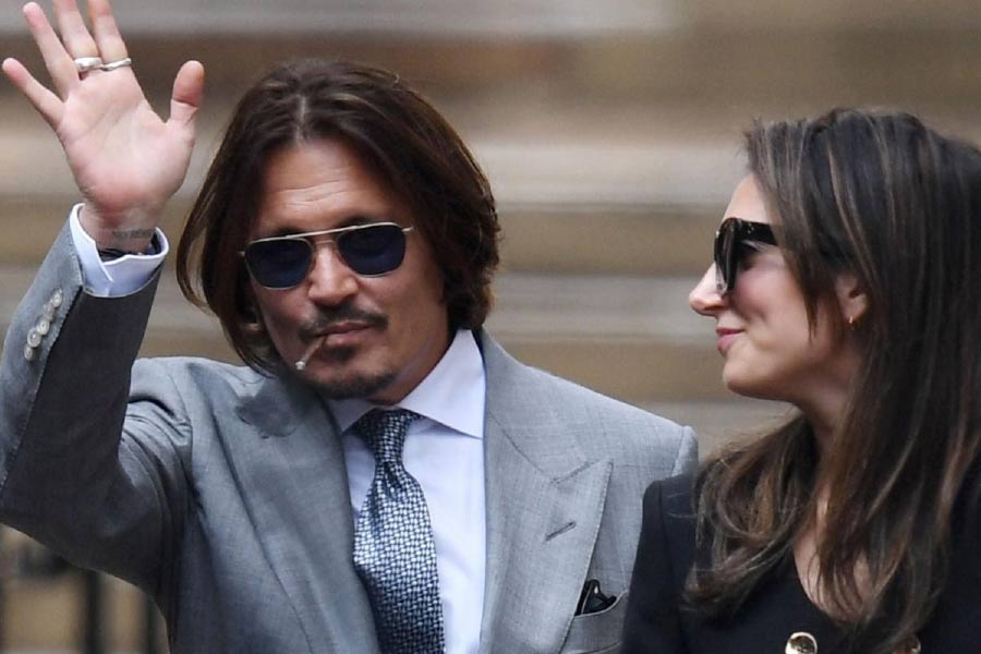 জনি-অ্যাম্বার মামলায় সরাসরি জনির হয়ে সওয়াল না করলেও শুনানির সময়ই উপস্থিত ছিলেন জোয়েল। মামলা চলাকালীন আদালতে দিনের পর দিন উপস্থিত থেকে জনিকে সমর্থন জুগিয়েছিলেন তিনি।