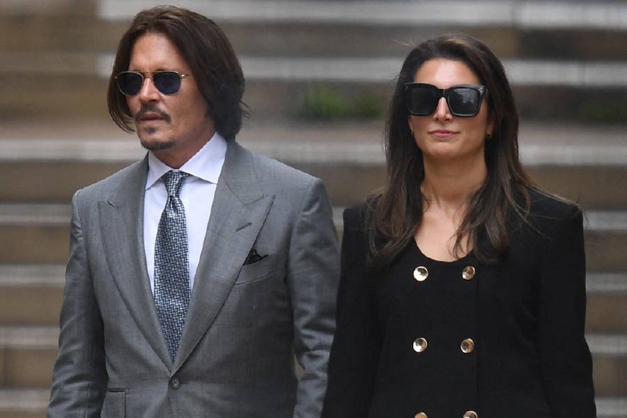 সূত্রের খবর, জনি এবং জোয়েলের প্রেম এখন মাখোমাখো। প্রকৃতপক্ষেই তাঁরা একে অপরের প্রেমে পড়েছেন। এখানে-ওখানে একসঙ্গে দেখাও যাচ্ছে তাঁদের। জোয়েলকে নাকি চোখে হারাচ্ছেন জনি।