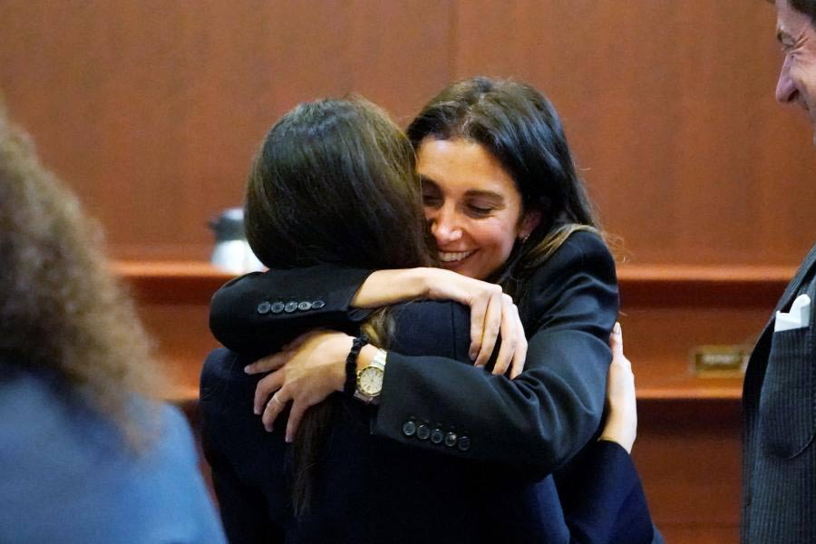 সংবাদমাধ্যমে প্রকাশিত প্রতিবেদন অনুযায়ী, প্রেমের শুরুতে মানুষের চোখের আড়ালেই থাকতেন এই যুগল। প্রাথমিক পর্যায়ে দেখা করতেন বিভিন্ন হোটেলে। পরে বেশ কয়েক বার প্রকাশ্যেও ঘুরতে গিয়েছে এই দু’জনকে।