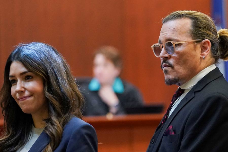 পেজ সিক্সের এক প্রতিবেদনে বলা হয়েছে, জোয়েল বিবাহিত। তবে অনেক দিন হল স্বামী জোনাথন রিচের থেকে আলাদা থাকছেন তিনি। যদিও জোনাথনের সঙ্গে জোয়েলের বিবাহবিচ্ছেদ এখনও চূড়ান্ত হয়নি।