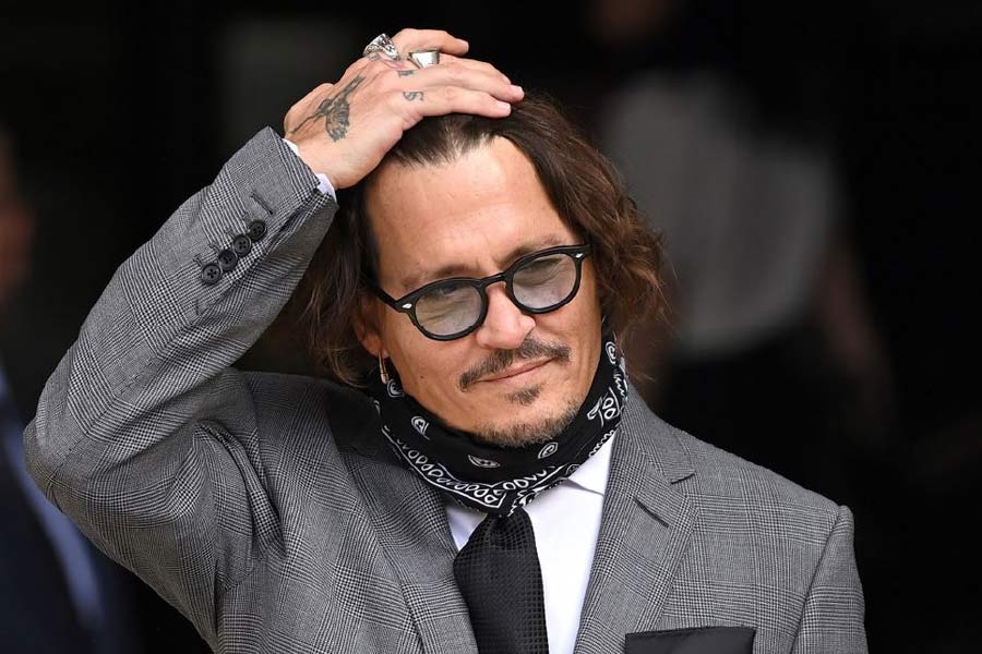 প্রসঙ্গত, এর আগে জনি দু’টি বিয়ে করেছেন। ১৯৮৩ সালে লোরি অ্যালিসনকে বিয়ে করেন জনি। লোরি-জনির বিবাহবিচ্ছেদ ঘটে বিয়ের দু’বছর পর ১৯৮৫ সালে।